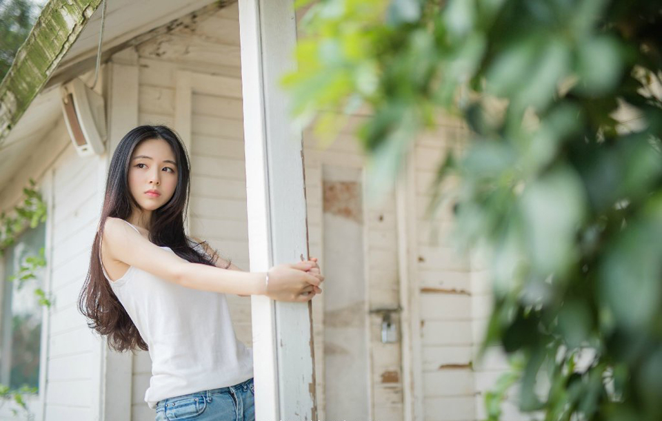 “只是身体不适，倒不是重病，只是人老了，总希望儿女能常在身边，几位哥哥常年不在身边，所以希望我能经常回去看看。”美妇摇了摇头，眼神中带着几许无奈的道。